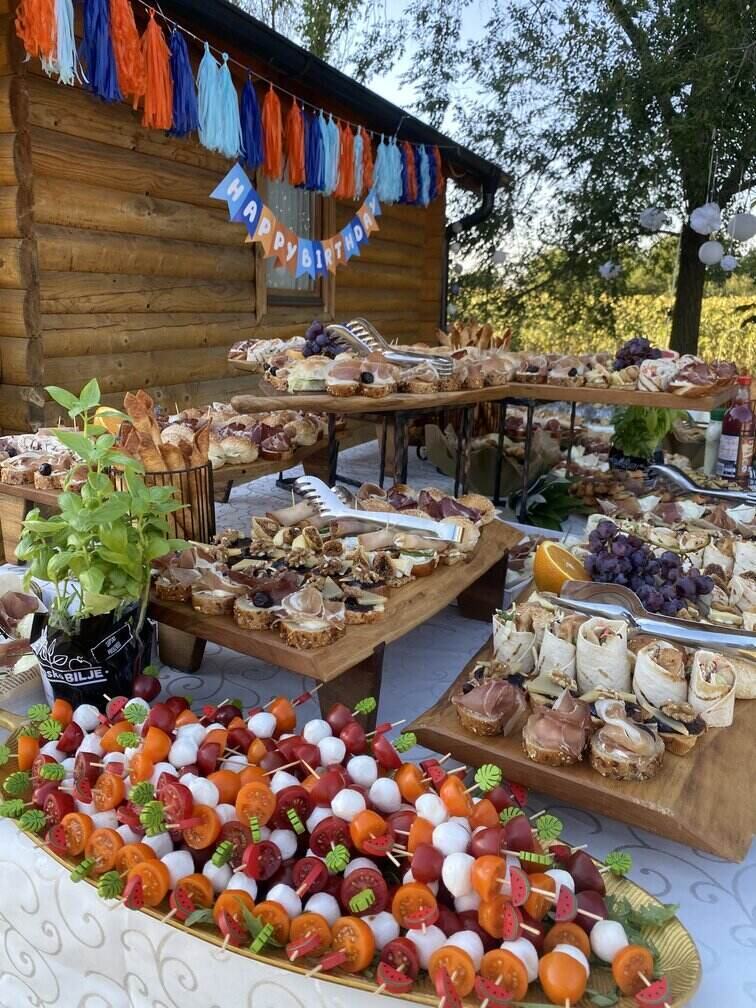 Serviran ketering sa kanapeima,voćem i povrćem