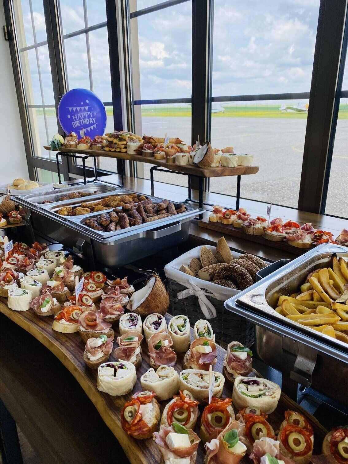 Roštilj,sendviči i pomfrit u restoranu