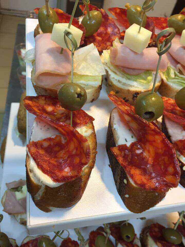 Ketering sendviči i kanapei na poslužavniku