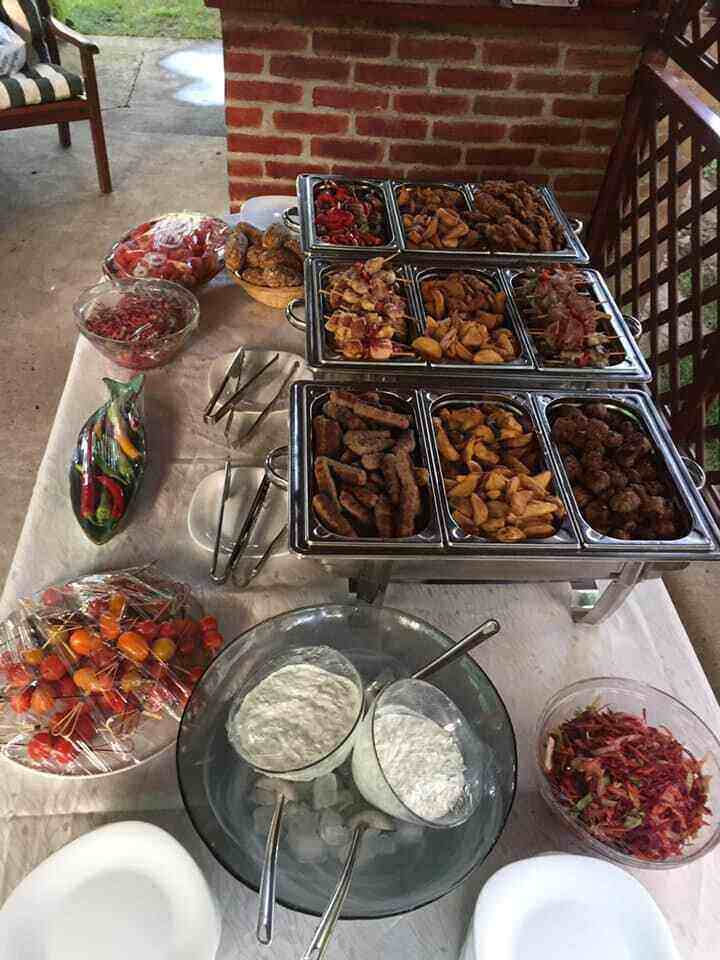 Roštilj u posudama i salate na stolu