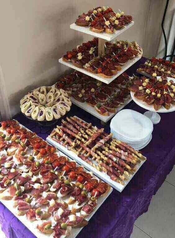 Postavljen ketering na ovalima i daskama za posluživanje