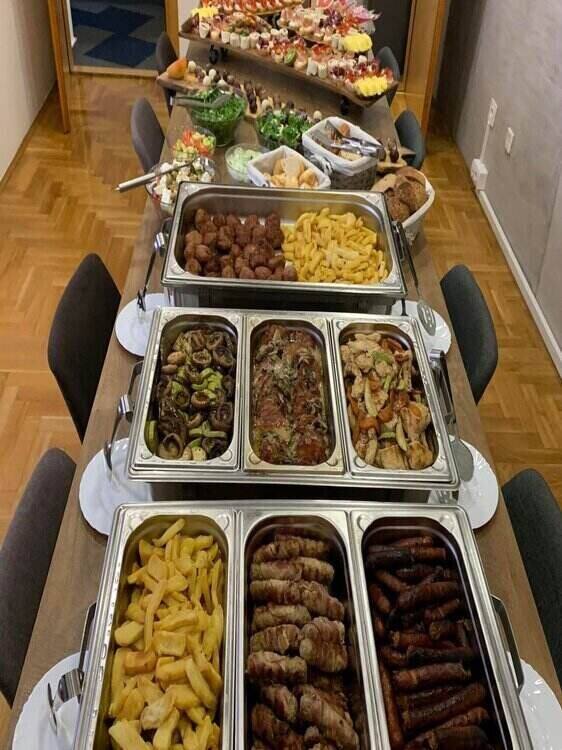 Kuvana jela i salate servirani  na stolu