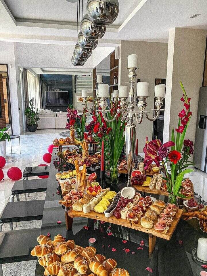 Poslužavnici sa sendvičima i cvećem u piceriji Njam Njam