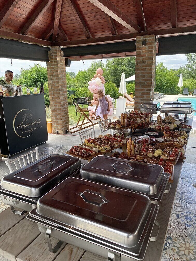 Postavljen ketering sa toplim jelima,roštiljem i sendvičima