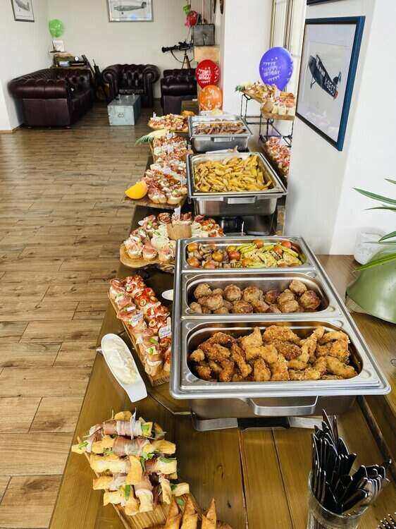 Ketering restorana Njam Njam na stolu u sali