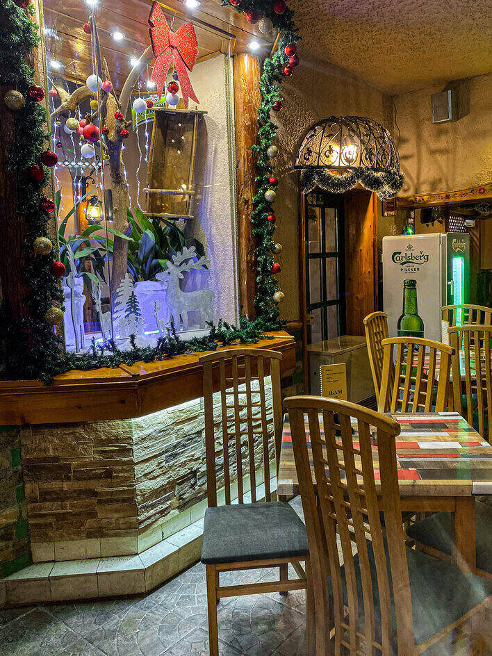 Sto i stolice u dekorisanoj piceriji Njam Njam