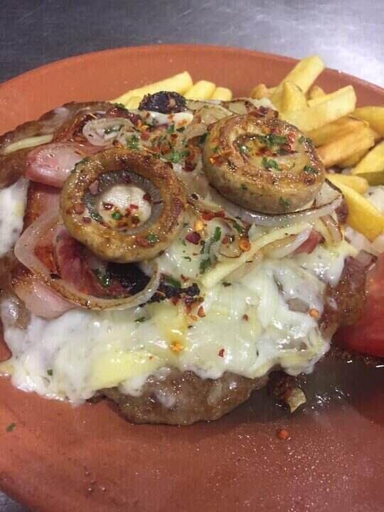 Meso sa prelivom,gljivama i pomfritom