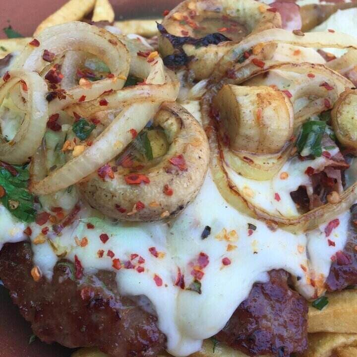 Biftek sa kajmakom i gljivama